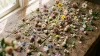 Assortiment de fleurs séchées colorées disposées sur plancher bois